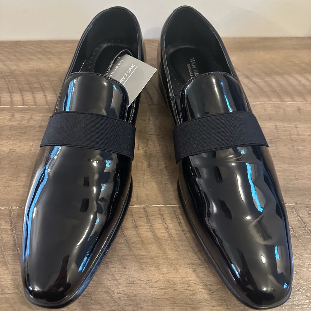 Men’s banded tuxedo loafers.